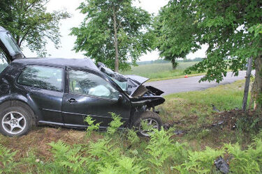 Golf rozbił się na drzewie. 32-letni kierowca nie żyje