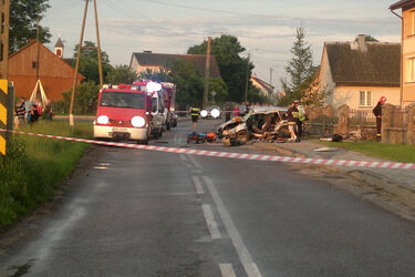 Volvo roztrzaskało się na ogrodzeniu. 25-latek zginął na miejscu