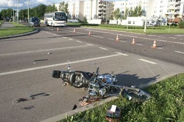 Zderzenie osobowej hondy z motocyklem. Jedna osoba w szpitalu