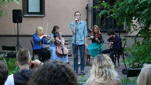 Wilhelm Jerusalem. Akustyczny, intymny pop w wykonaniu paczki przyjaciół [WIDEO]