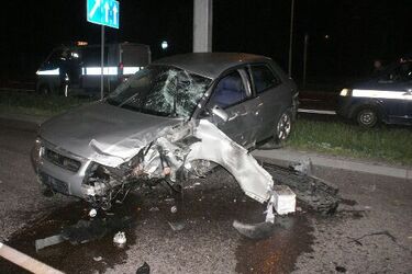 Pijany 23-latek kierujący audi wjechał w latarnię