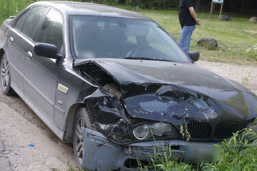 Golf zderzył się z bmw. 27-latek z uszkodzeniem kręgosłupa trafił do szpitala