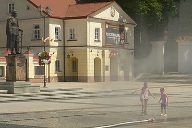 Na Rynku Kościuszki uruchomiono kurtyny wodne