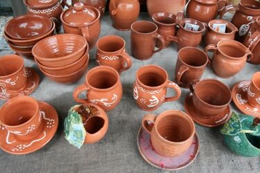 Rękodzieło i tradycyjne produkty pod ratuszem. Jarmark na Jana był deszczowy