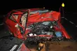 Podczas wyprzedzania opel zderzył się z seatem. Trzy osoby trafiły do szpitala