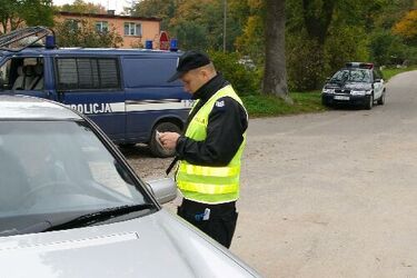 Dłuższe kontrole policji. Funkcjonariusze rozpoczęli strajk włoski