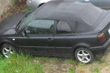 39-latek spadł z bagażnika kabrioletu. Mężczyzna nie przeżył upadku