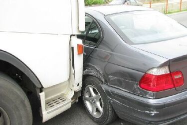 Ciężarowe volvo najechało na bmw. Kierowca osobówki trafił do szpitala