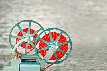 Przebierz się za Travoltę, przyjdź na film w peruce. Kolejny miesiąc z kinem letnim w Operze