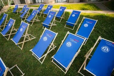 Wokół Opery jak na plaży. Można wypoczywać na leżakach, również na dachu