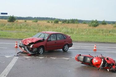 Zderzenie toyoty z motocyklem. 22-latek trafił do szpitala