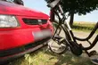 Rowerzysta wjechał wprost pod koła seata