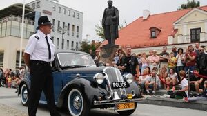 Zabytkowe samochody w weekend opanowały miasto [ZDJĘCIA]
