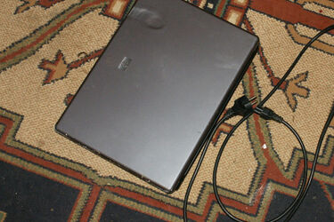 Włamał się do domu przez okno. 32-latek ukradł notebook i kiełbasę