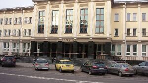 Skakała chłopakowi po głowie. 22-latek przez dwa dni konał na balkonie