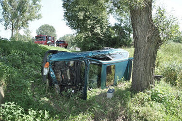 Wyprzedzał po pijanemu. Opel rozbił się na drzewie