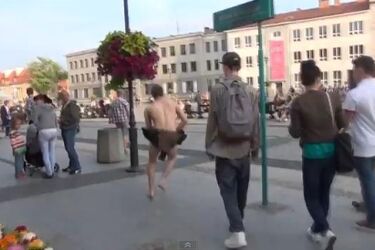 Białystok ma swojego Wardęgę. Tarzan zaczepiał ludzi na ulicy [WIDEO]