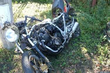 Pijany motocyklista uderzył w przepust drogowy. Jest w stanie ciężkim