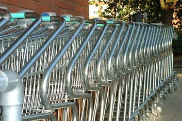 Gdzie na zakupy, jak jeżdżą autobusy? Informator na długi weekend