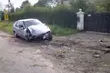 Rozpędzone renault uderzyło w betonowy płot. Kierowca trafił do szpitala