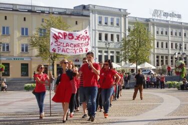 Polonez w centrum miasta. Letnia studniówka Szlachetnej Paczki