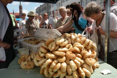 Jarmark pod ratuszem. Rzeźba, ludowe wycinanki i tkaniny