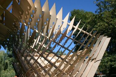 Ciekawa instalacja stanęła w osuszonym stawie Branickich