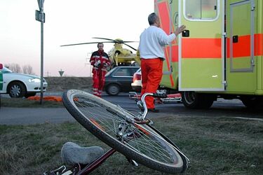 Rowerzysta potrącił 72-latkę. Kobieta żąda wyższego odszkodowania