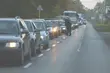 Ruch samochodowy w mieście. Długie korki uliczne