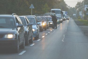 Ruch samochodowy w mieście. Długie korki uliczne
