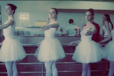 Kobieta wyzwolona i jej nowy teledysk. Natasza Topor nie śpi [WIDEO]