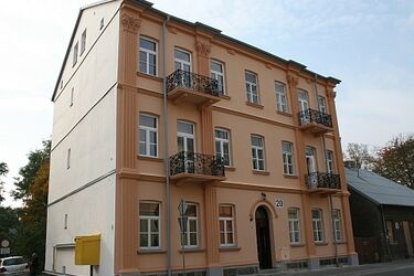 Kamienica przy Warszawskiej 20 odnowiona. Pokłócili się o jej kolor