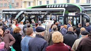 Tłumy białostoczan przyszły oglądać pierwszy w mieście autobus hybrydowy [ZDJĘCIA]