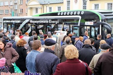 Tłumy białostoczan przyszły oglądać pierwszy w mieście autobus hybrydowy [ZDJĘCIA]