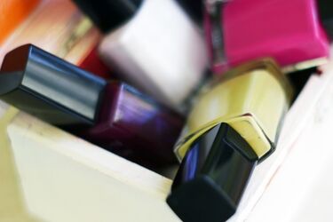 Pióra na paznokciach? Jesienne trendy w manicure