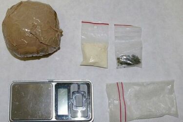 W łóżku chował narkotyki. Policjanci zatrzymali poszukiwanego 33-latka