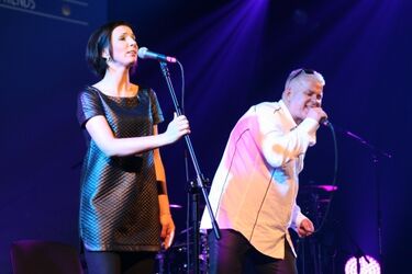 Tłumy osób w Operze, najlepsi wykonawcy na scenie