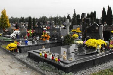 Zaduszki. Ludzie wspominają i modlą się za zmarłych