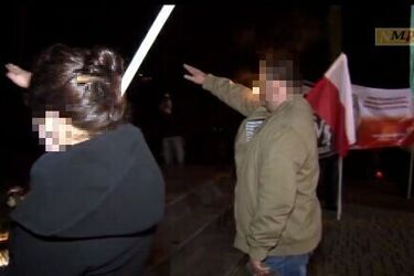 Hajlowali pod pomnikiem. Policja zatrzymała trzech podejrzanych