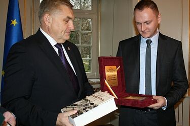 Witryny białostockich sklepów były biało-czerwone