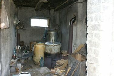 75-latek kradł prąd, żeby produkować bimber. Mężczyzna wpadł