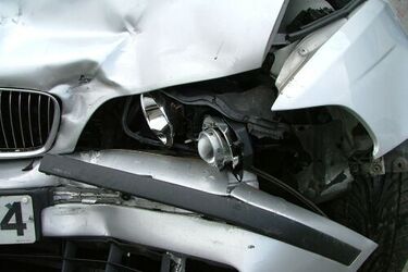 Ul. Dojnowska. 18-latek kierujący BMW potrącił trzy osoby idące chodnikiem
