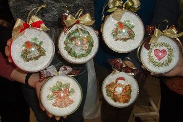 Jak samemu stworzyć oryginalny prezent świąteczny? Warsztaty z dekupażu