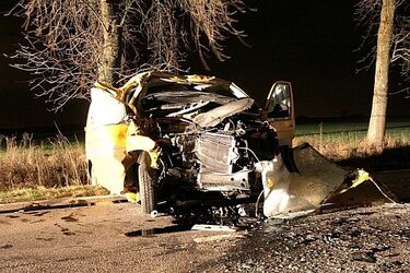 Zderzenie busa z koparką. Nieprzytomny kierowca trafił do szpitala