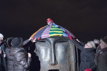 Największa czapka w mieście. Na dachu Opery