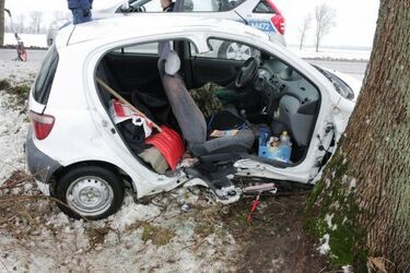 Kierowca toyoty stracił panowanie nad autem. 58-latek w ciężkim stanie trafił do szpitala