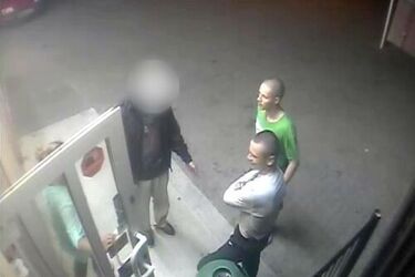 Białostoccy policjanci poszukują sprawców pobicia