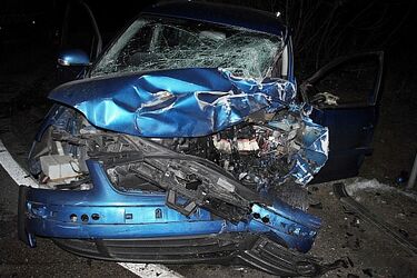 Volkswagen udrzył w ciężarkówę. Ranny kierowca trafił do szpitala