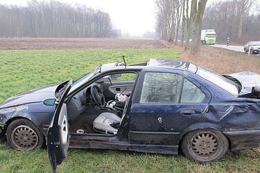 Dachowanie BMW. Pijany 17-latek nie miał prawa jazdy