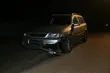 Opel przejechał leżącego na ulicy człowieka. Mężczyzna zmarł